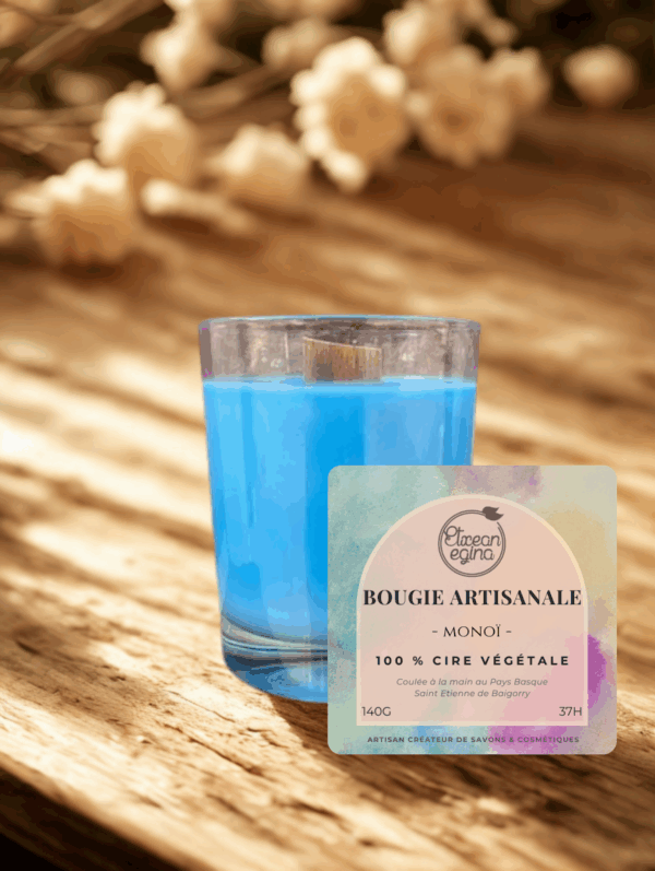 Bougie végétale parfumée monoi. fabrication artisanale au pays basque. savonnerie etxean egina