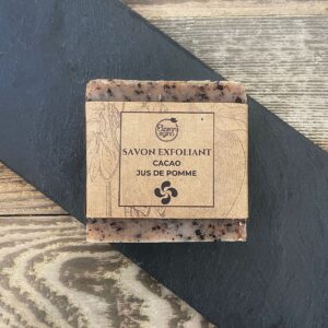 savon exfoliant surgras 8% artisanal cacao et jus de pomme. en collaboration avec la chocolateir laia & eztigar