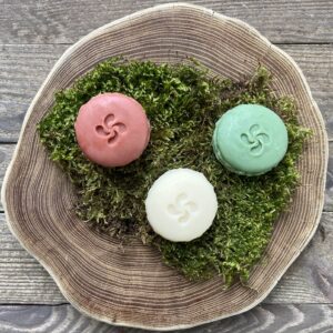 savon en forme de macaron. fait en petite série dans notre savonnerie au coeur du pays basque. à st etienne de baigorri