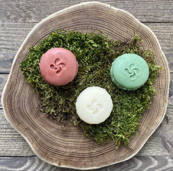 savon en forme de macaron. fait en petite série dans notre savonnerie au coeur du pays basque. à st etienne de baigorri