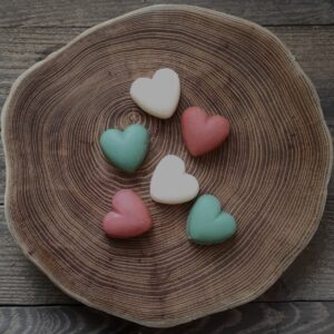 savons artisanaux en forme de coeur fait artisanalement au pays basque à st etienne de baigorry. 3 couleurs, blanc au lait de brebis / vert à la pomme et rouge à la cerise