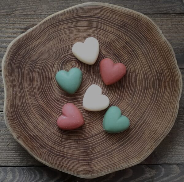 savons artisanaux en forme de coeur fait artisanalement au pays basque à st etienne de baigorry. 3 couleurs, blanc au lait de brebis / vert à la pomme et rouge à la cerise