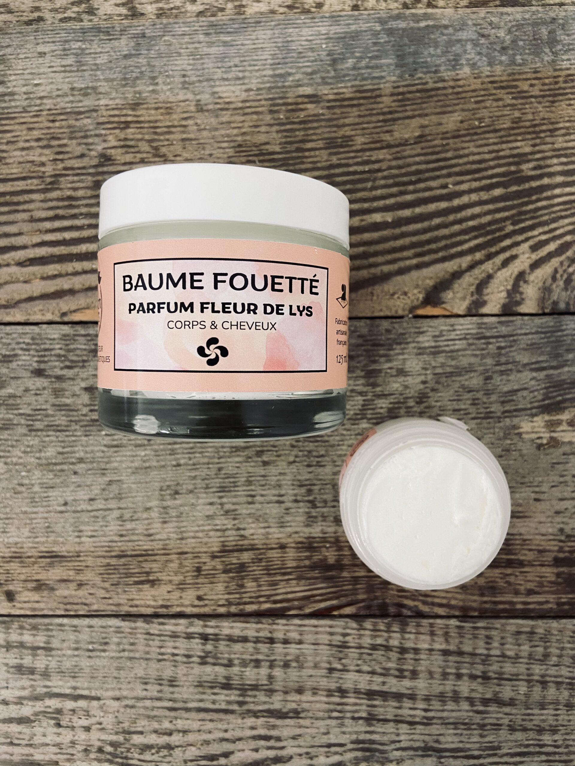 Baume fouetté parfumé à la fleur de lys. fabrication artisanale au pays basque. soin nourissant, adoucissant et protecteur. etxean egina